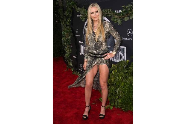 ...die US-amerikanische Skirennläuferin Lindsey Vonn. Ihr Kleid war wohl nicht für eine leichte Brise geeignet - zum Glück t...