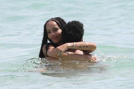 ...kaum die Finger voneinander lassen, weshalb sie auch völlig ungeniert im Meer kuschelten und sich küssten. Doch irgendwan...