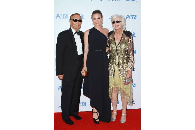 ...Familienmensch. Denn statt mit Mann kam auch sie lieber mit Mama und Papa. Mutter Didi und Vater Monty standen dann auch ...