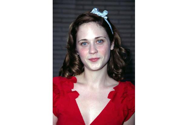 ...Zooey Deschanel scheint ganz offensichtlich noch nicht immer ein Händchen für den richtigen Style gehabt zu haben. Im Jah...