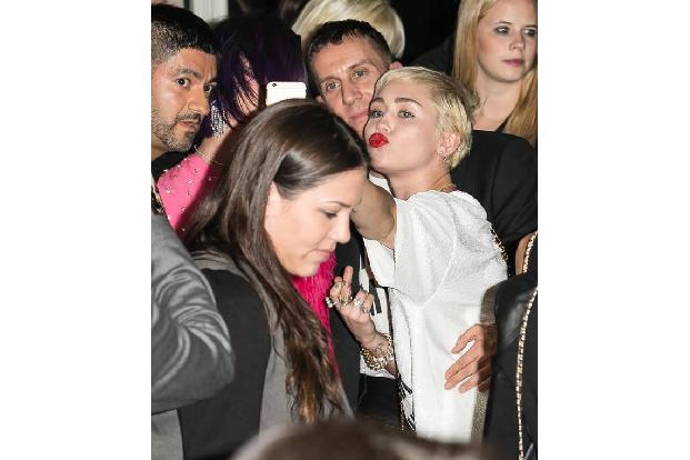 ...Kollegin Miley Cyrus in Sachen Selfie-Mania den Vortritt. Die schnappte sich auch sogleich RiRis Mitbringsel Jeremy und n...