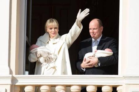 Zwei winzige weiße Bündel, mehr sieht man nicht von den royalen Zwillingen. Heute Mittag stellten die überglücklichen Eltern...