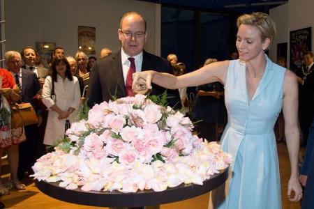 ...Lachen und Freude. Und natürlich stand plötzlich auch die ganze Fürstenfamilie hinter Charlène. Und auch ihre Mutter will...