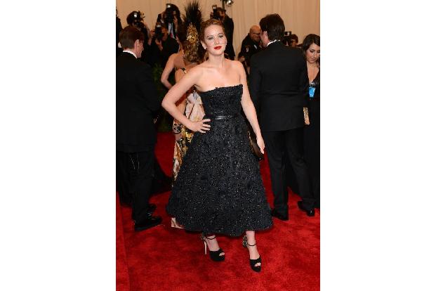 ...auch von Jennifer Lawrence. Die Oscar-Preisträgerin ist für ihre tollpatschige Art bekannt und stolperte schon einige Mal...