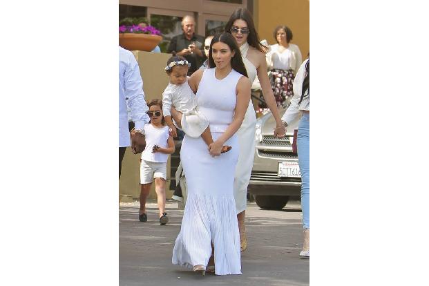 ...die Kirche zu besuchen. Passend zum festlichen Anlass einigte sich der Großteil der Familie darauf, das Gotteshaus ganz i...