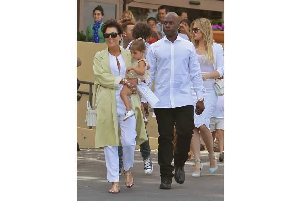 ...Kris Jenner ließ sich von ihrem 26 Jahre jüngeren Toyboy Corey Gamble und von ihrer niedlichen Enkelin Penelope zur feier...