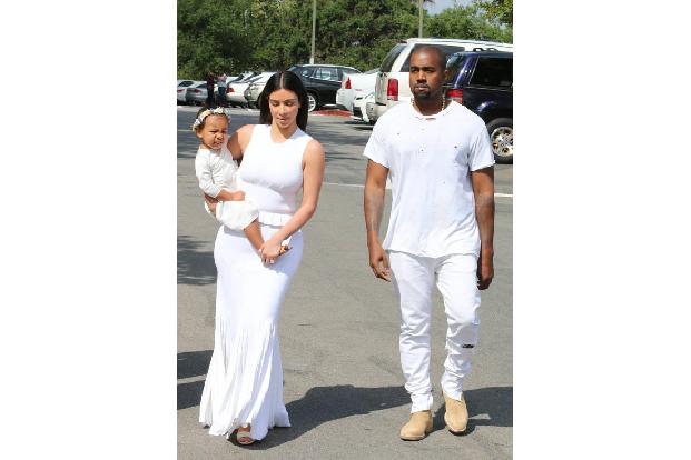 ...griesgrämig dreinblickende Gatte von Kim - Kanye West - begleitete seine angeheiratete Familie anstandslos, ebenfalls gan...