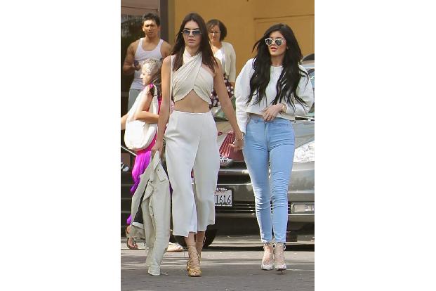 ...vervollständigten auch Kylie und Kendall Jenner die Kirchgänger-Truppe. Ob Letztere wohl ein wenig Muskelkater hatte? Sch...