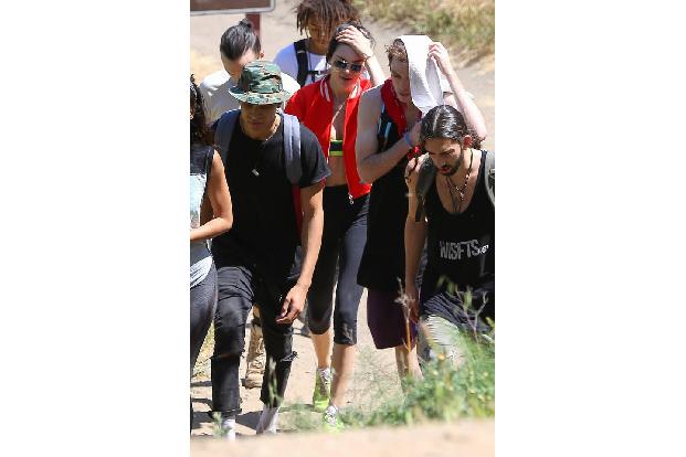 ...die zeigefreudige Schönheit dabei nicht allein! Sie ließ sich gleich von einer ganzen Schar an Freunden begleiten. Mit da...