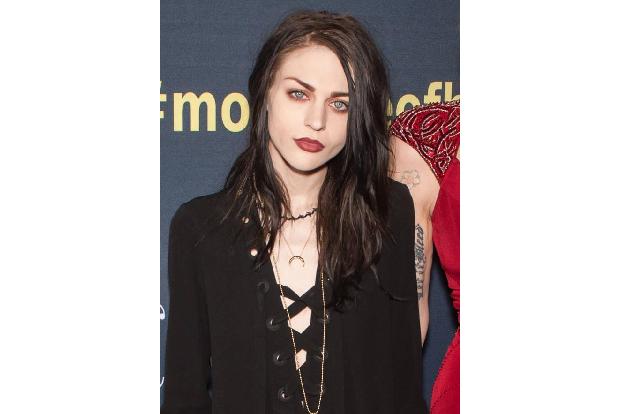Frances Bean Cobain hatte es wahrlich nicht immer leicht in ihrem Leben. Kein Wunder, die 22-jährige Künstlerin ist die Toch...
