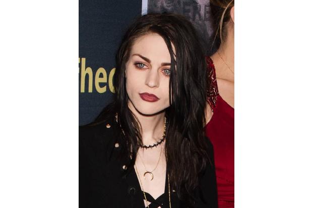 ...mit ihrem Leben und ihrem omnipräsenten Vater geschlossen zu haben. Und wahrscheinlich hat 