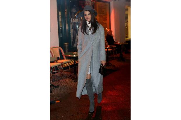 ...Paris Bar gesichtet wurde. Lässig mit Schlapphut, langem Wollmantel zum kurzen Kleid und Overknees sah sie ganz nach Berl...