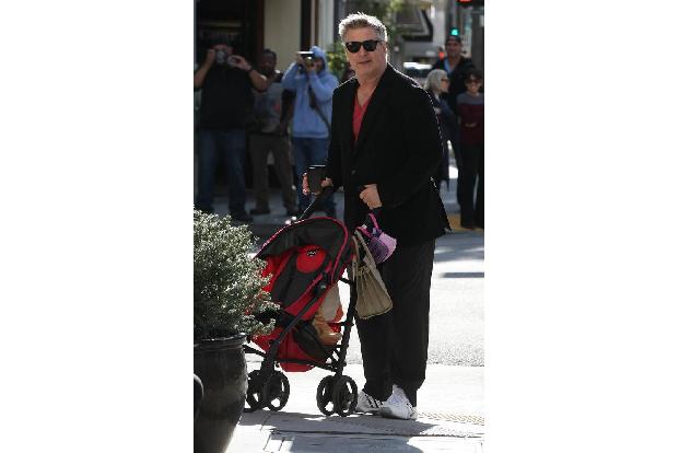 ...Besseren belehrt. Herr Baldwin ist einfach ein fürsorglicher Ehemann und Vater. Und da wird dann auch mal selbstverständl...