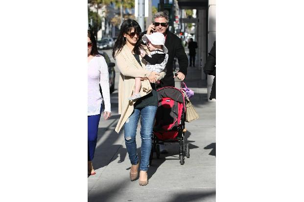 ...dass Hilaria und Alec wieder ein Kind erwarten, scheint der Vorzeige-Daddy richtig aufzublühen in seiner Vaterrolle im fo...