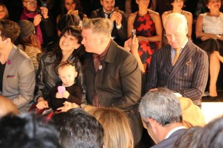 ...gerade sah man sie erst auf der New York Fashion Week. Ja, so ein Leben ist schon stressig! Aber Papa Baldwin wird schon ...