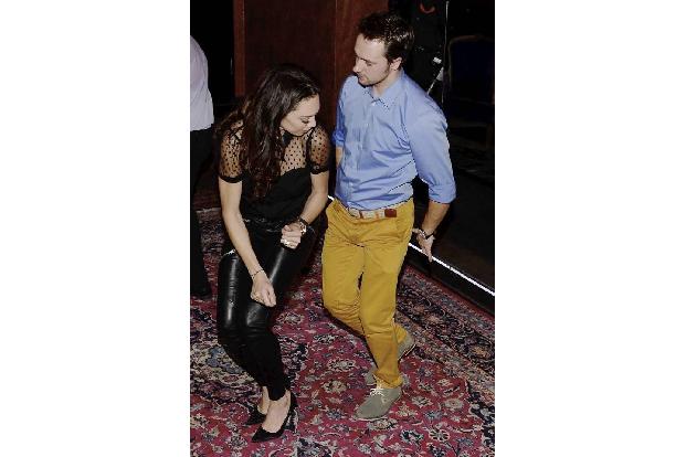 ...Barbara sich wieder an die Bar verkrümelt hat, musste auch Lilly nicht lange auf einen neuen Tanzpartner warten. Doch hie...