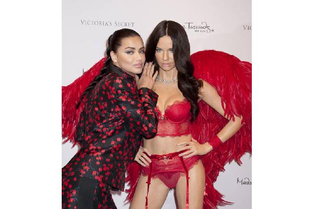 Wer ist denn da aus Wachs und wer aus Fleisch und Blut? Nun ja, zugegeben - diese Frage dürfte sich allein dank des Outfits ...