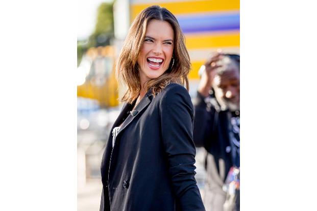 ...ist Frau Ambrosio als Model ein echter Profi und so strahlte sie am Montag mit der Sonne Kaliforniens um die Wette. Mehr ...