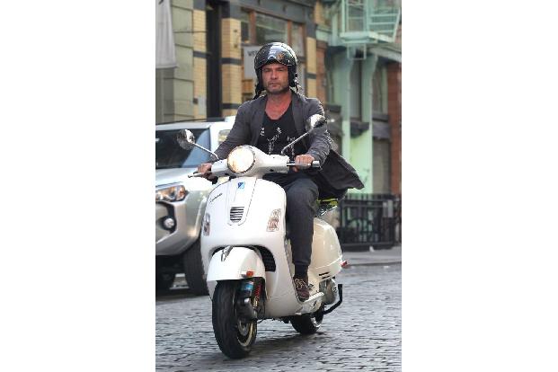 Manchmal darf es aber auch einfach mal praktisch sein! Liev Schreiber wurde Anfang der Woche gesichtet, wie er mit einem Rol...