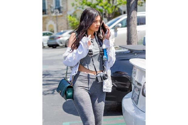 ...andere Promis doch lieber schneller. VIEL schneller! Dazu zählt ohne Zweifel auch Kylie Jenner. Das Kardashian-Jenner-Kük...