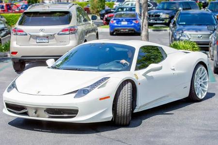 ...derzeit nämlich mit einem stylischen, weißen Ferrari unterwegs - und der hat einiges mehr unter der Haube als ein Roller....