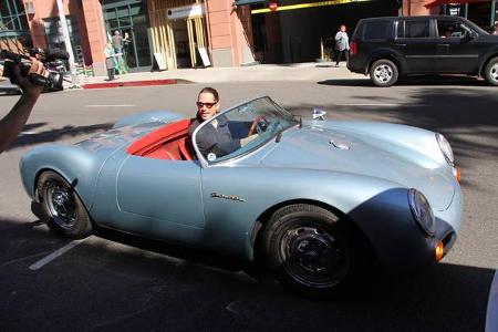 ...Soungarden-Sänger Chris Cornell. Und der fährt am liebsten in jenem Porsche-Oldtimer-Modell von 1955 durch die Gegend, in...