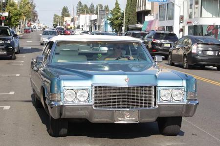 ...Cadillac in Metallic-Blau zugelegt hat und in diesem die Straßen von Beverly Hills unsicher macht. Für manche Stars müsse...