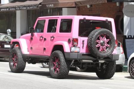 ...ein Jeep für sie die einzige, logische Wahl war. In ihrem Fall natürlich in Pink, schließlich muss das Fahrzeug auch zur ...