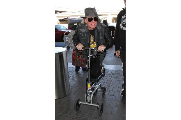 ...zuweilen auf einen Scooter angewiesen - etwa Rocker Axl Rose. Der brauchte einen solchen nämlich, als er sich kürzlich ei...