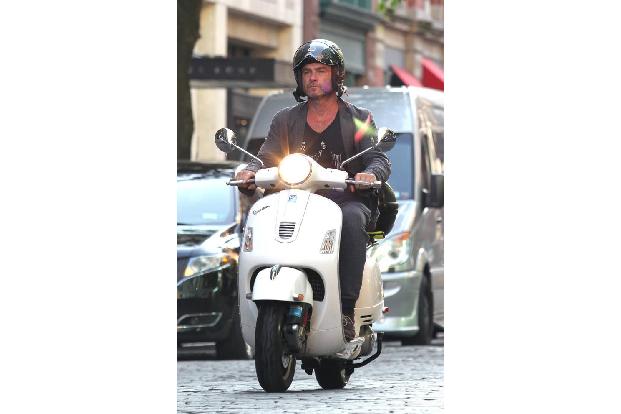 ...eben auch Liev Schreiber mit seinem flotten Roller. Aber mal ehrlich? Mit so einem Zweirad erlebt man den Straßenverkehr ...