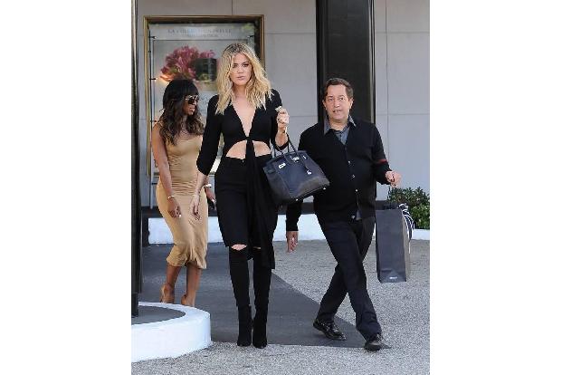 ...Chirurgen an der Hand zu haben - und obwohl wir Beauty-OPs zuweilen kritisch gegenüberstehen, müssen wir sagen: Khloé Kar...