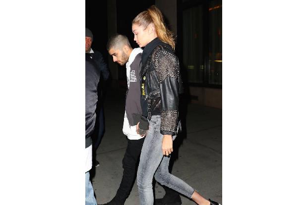 ...des Models dürfte dieser Umstand aber wenig stören. Und Gigi schummelt hier auch nicht mit ihrer Größe, hat sie doch flac...