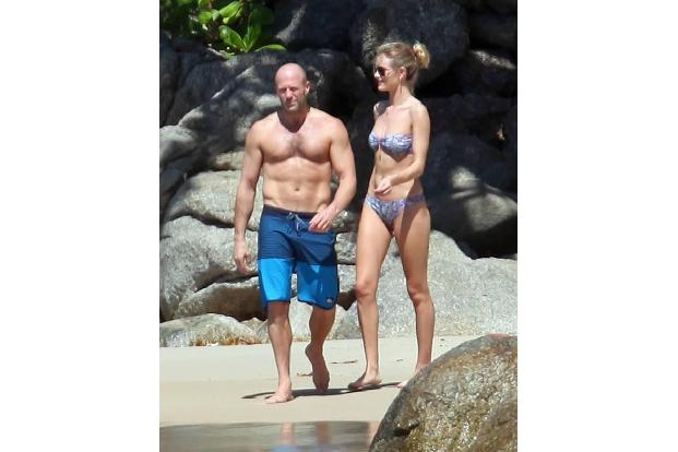 ...sie deutlich größer als ihr Liebster ist, aber wie diese Strandfotos beweisen: Sie ist tatsächlich um einiges länger gewa...