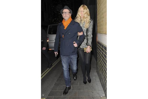 ...quasi nie neben seiner Frau zu sehen. Mit der Kopfbedeckung macht er sicherlich einige Zentimeter wieder gut. Doch stören...