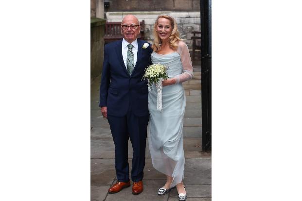 ...der Medientycoon, sondern auch noch wesentlich jünger. Aber wie sagt man so schön: Wo die Liebe eben hinfällt! Und Größe ...