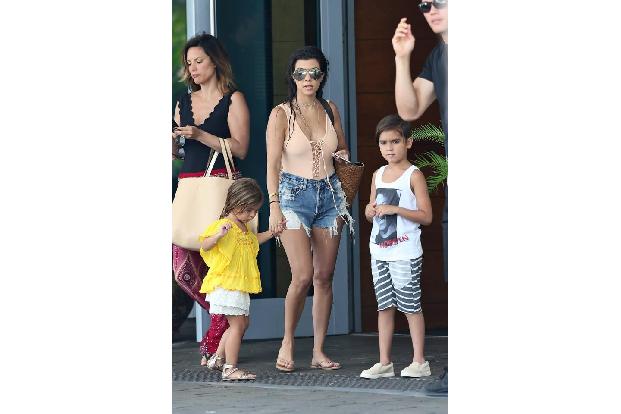 ...sind immer wieder verschiedene Badeanzüge. Doch auch in diesen kann man ihren tollen Körper eindeutig sehen. Da so ein Ta...