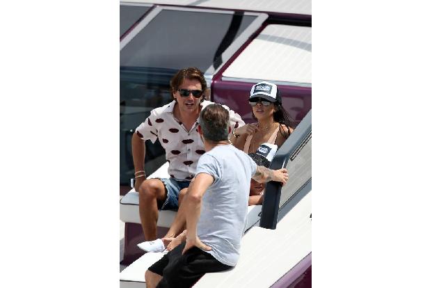 ...Jonathan Cheban dran, um mit dem Teil ihre Runden zu drehen. Wer jetzt denkt, Herr Cheban könnte der neue Mann an Frau Ka...