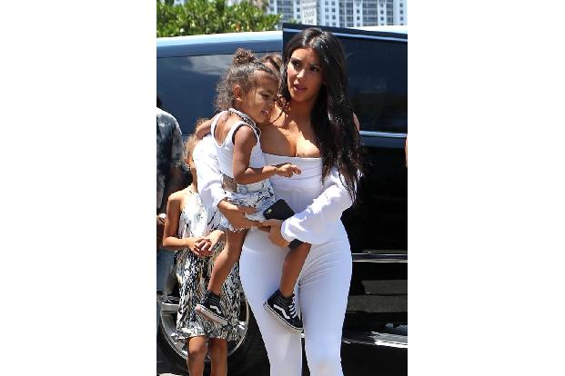 Familien-Ausflug bei den Kardashians! Am Wochenende war der TV-Clan mitsamt der kleinen North West wegen einer Hochzeit zu B...