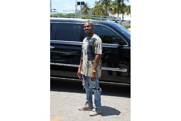 ...schien zumindest der ebenfalls mitgereiste Kanye West gehofft zu haben - wie man dem seligen Grinsen entnehmen konnte. Et...