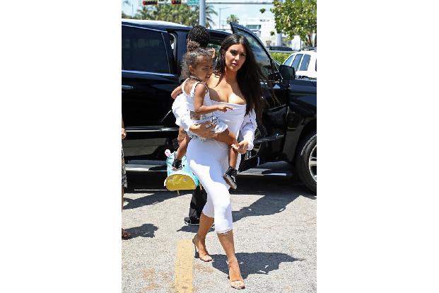 ...Leidwesen von Kims kleinen Tochter North West, die so gar keine Lust auf Schuhläden und Co. zu haben schien. Glücklicherw...