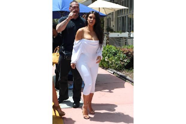 ...die Betreuung ihrer Tochter übernehmen und enterte weiter die Geschäfte von Miami. Hoffentlich hat sie ein neues Oberteil...