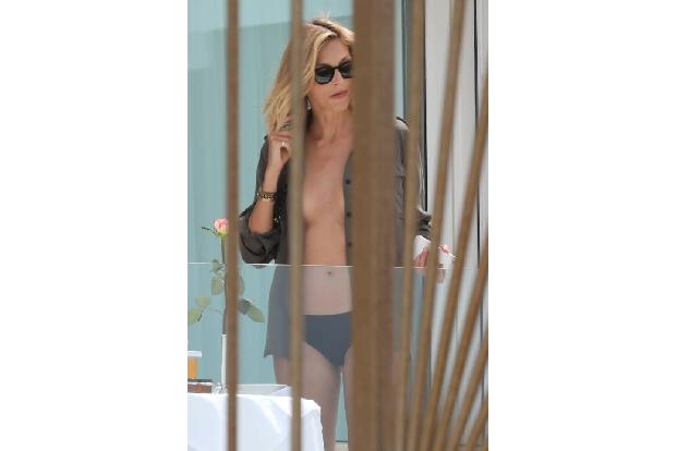 Wer versteckt sich da fast schon unschuldig hinter den Gittern und will nicht ahnen, dass die Paparazzi einem auflauern: Ihr...