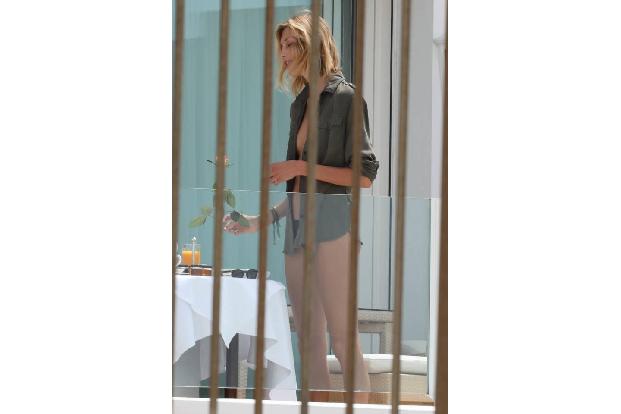 ...viele Fotografen vor Ort sein werden. Echt nicht. Deswegen zieht man sich auch nur rein zufällig nicht mehr als ein Hösch...