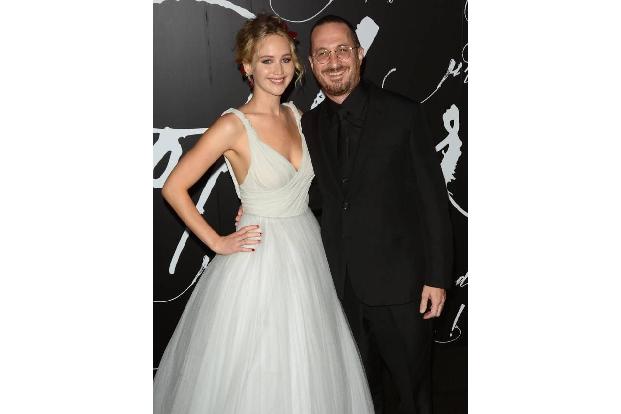 ...hatte JLaw übrigens auch Darren Aronofsky lieben gelernt, mit dem sie einige Monate zusammen war. Kam mit dem kürzlichen ...