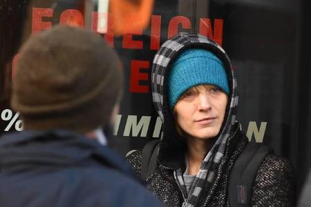 Hätten Sie diese Frau erkannt? Die Mütze tief ins Gesicht gezogen, dicke Ringe unter den Augen und um knapp zehn Jahre gealt...