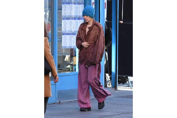 ...aktuell wandelt die 30-Jährige so durch die Straßen Irlands - in einem Outfit, das wohl eher aus der Altkleiderkammer sta...