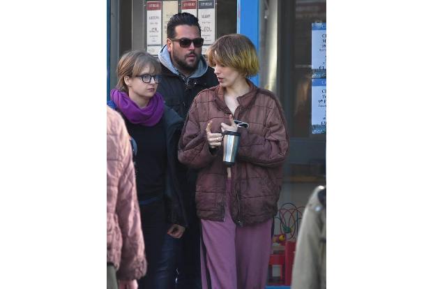 ...weitere Nachforschungen anstellt, findet sie heraus, dass dieser Absturz kein Unfall war - und die Heldin begibt sich dar...