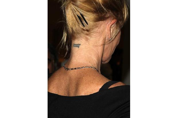 ...Schauspielerin Melanie Griffith ihre Haare nach oben, kann man das Wort 'Amor', also 'Liebe' erkennen. Möchte...