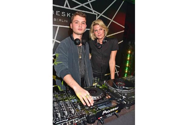 Rafferty Law und Alexandra Richards kennt man eigentlich eher als Models. Der Sohn von Jude Law und Sadie Frost macht sich d...