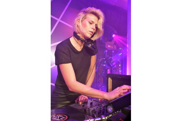 ...also für ihn und Alexandra Richards ein gutes Pflaster sein, wo sie während der Fashion Week gemeinsam einen Gig bestritt...